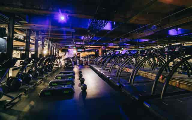Open Gym at EverybodyFights: modern fitness space for wellness events and team-building activities.
