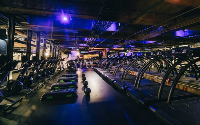 Open Gym at EverybodyFights: modern fitness space for wellness events and team-building activities.