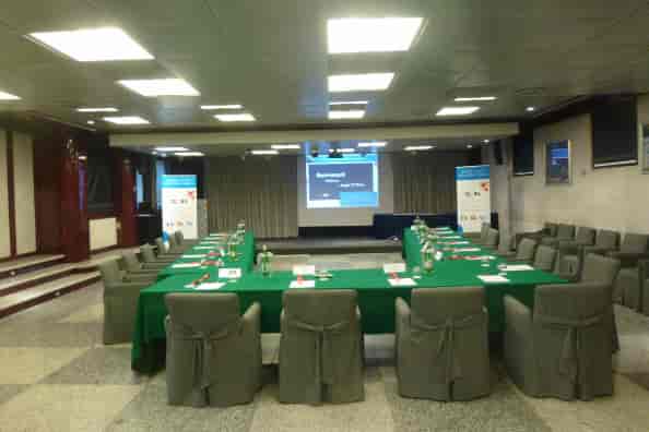 Meeting room setup at Hotel San Rocco with green table for professional events.