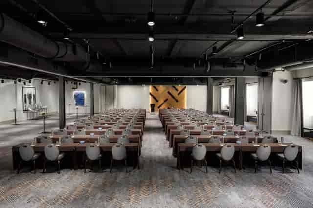 Spacious meeting room at Hilton Boston Back Bay, ideal for conferences and seminars.