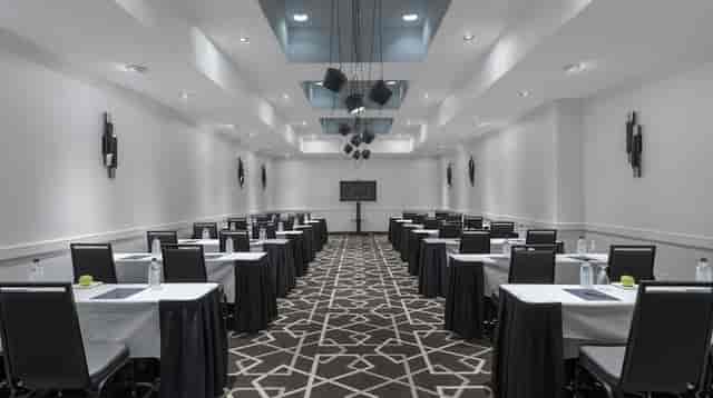 Modern meeting room at Hilton Boston/Woburn, ideal for workshops and seminars.