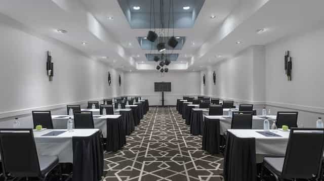 Modern meeting room at Hilton Boston/Woburn, ideal for workshops and seminars.