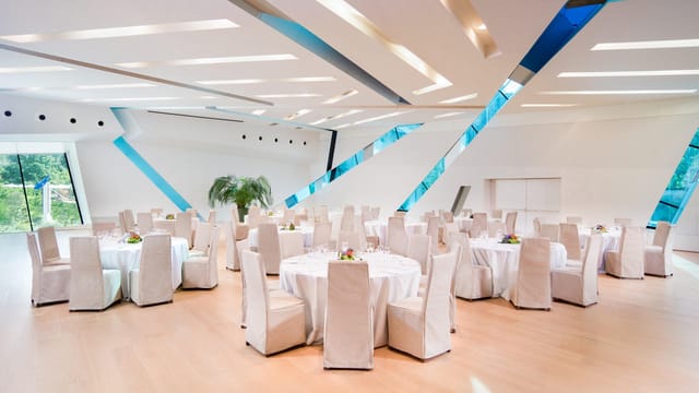 Modern event space at Spazio Como, Sheraton Lake Como Hotel, ideal for meetings and celebrations.