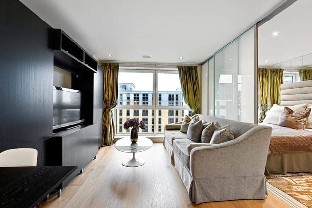 Modern hotel suite with natural light, ideal for meetings and events.