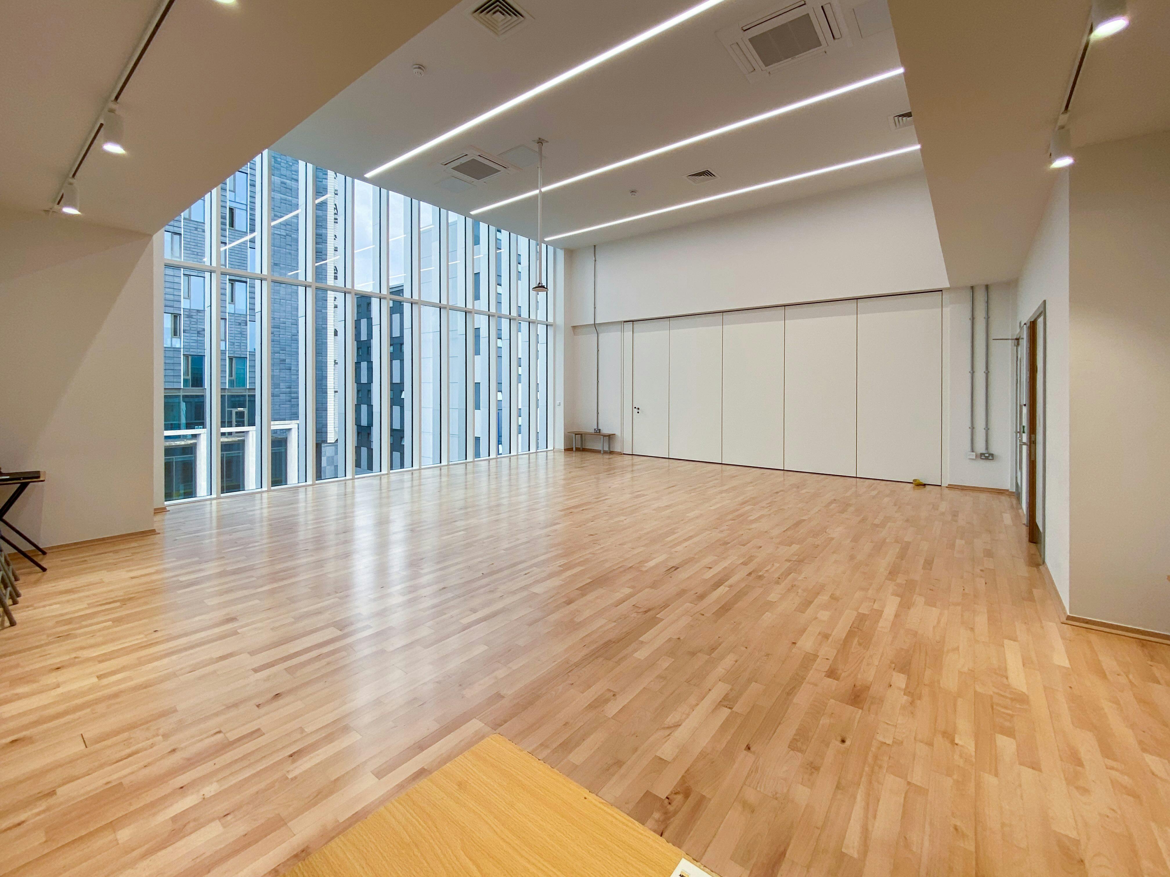 Wellbeing & Performance Studio: spacious event space with natural light for meetings and gatherings.