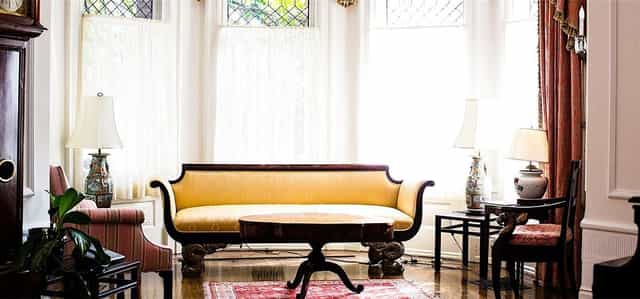 Elegant meeting space with yellow sofa, ideal for gatherings and brainstorming sessions.