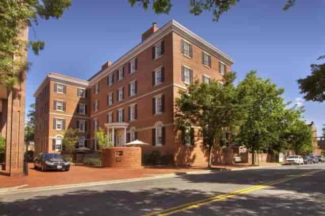 Charming brick hotel in Alexandria, perfect for corporate events and social gatherings.