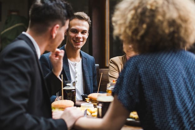 Lively networking event in Sala Sambara 81 with casual dining and collaboration.