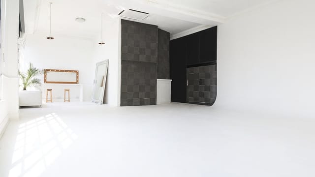 Versatile event space with natural light, ideal for meetings and workshops.