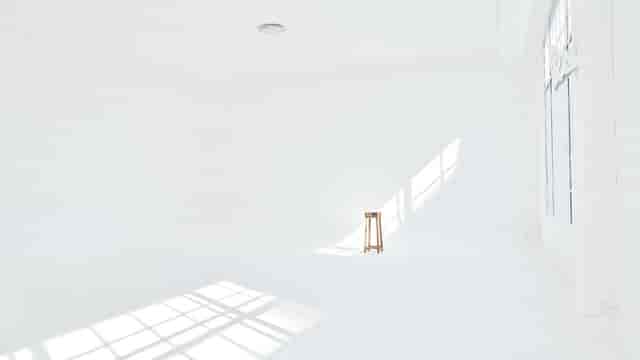 Bright white minimalist event space in PS Spaces Studio, ideal for workshops and creative sessions.