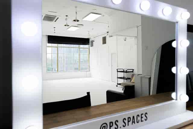 Bright vanity mirror in spacious PS Spaces Studio, ideal for meetings and creative events.