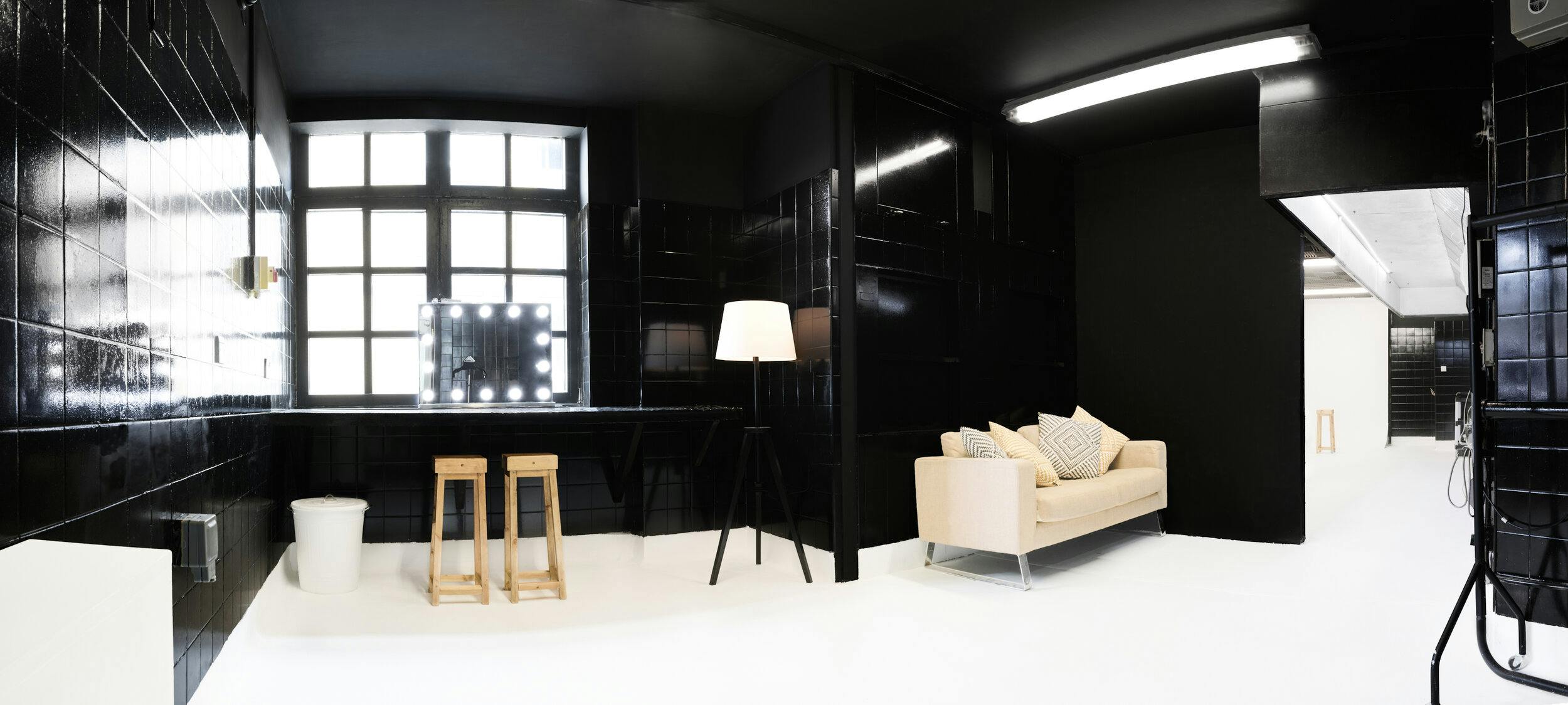 Modern meeting space with black walls, ideal for events and presentations.
