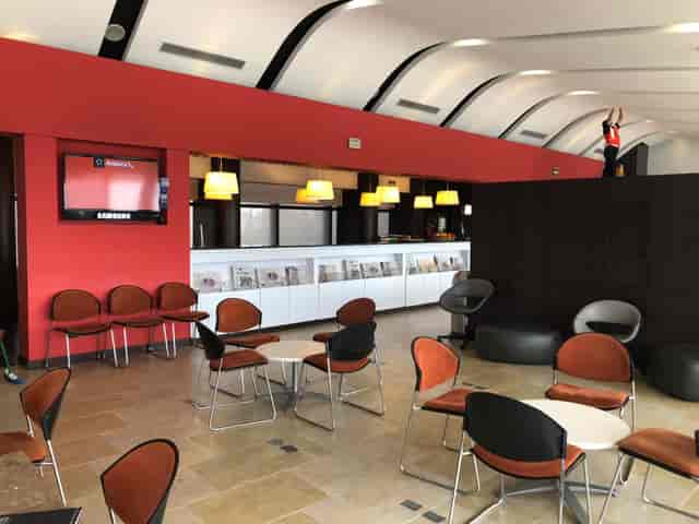 Modern meeting space with sleek design, ideal for networking events and gatherings.