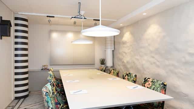Modern meeting room at Elite Hotel Adlon with spacious table for workshops and collaboration.