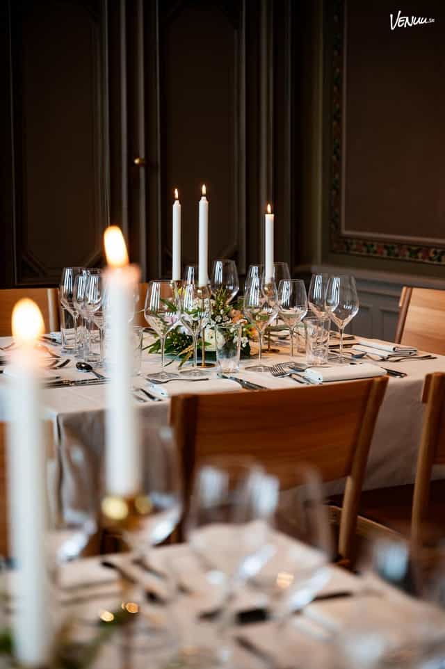 Elegant dining table at Skridskopaviljongen, perfect for formal events and galas.