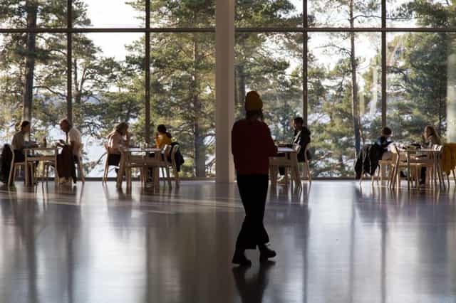Bådan Café & Pâtisserie: modern event space with large windows, ideal for meetings and workshops.