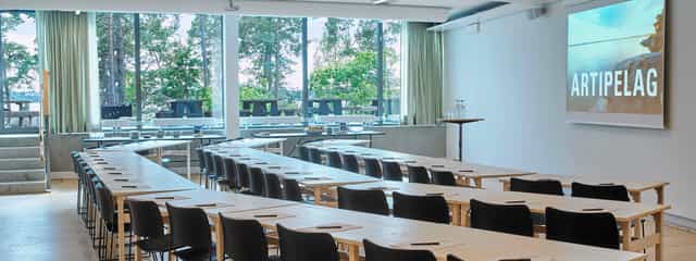 Modern workshop room at Artipelag with natural light and collaborative layout.
