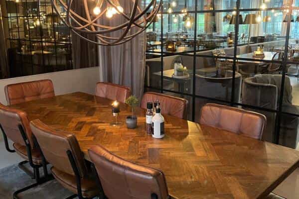 Stylish meeting space with wooden table and leather chairs at Sjöhistoriska Museet.