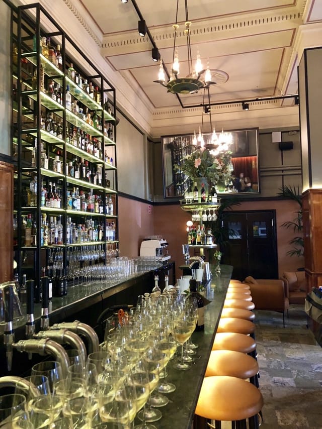 Stylish cocktail bar at L'Avventura, perfect for networking events and receptions.