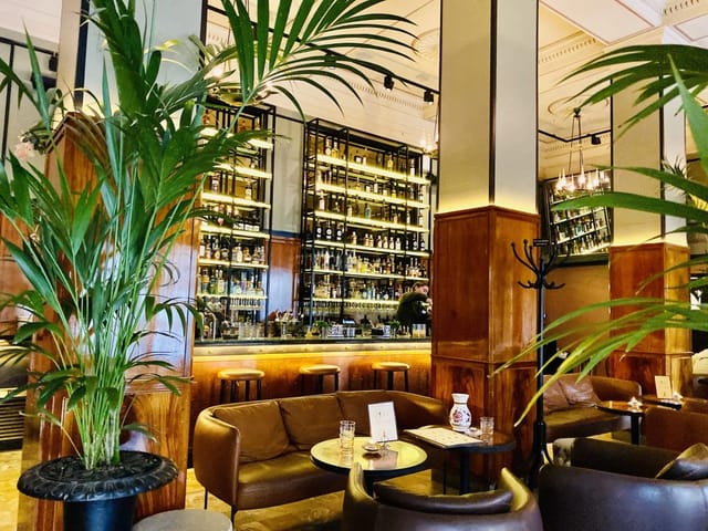 Stylish cocktail bar in L'Avventura, ideal for networking events and intimate gatherings.