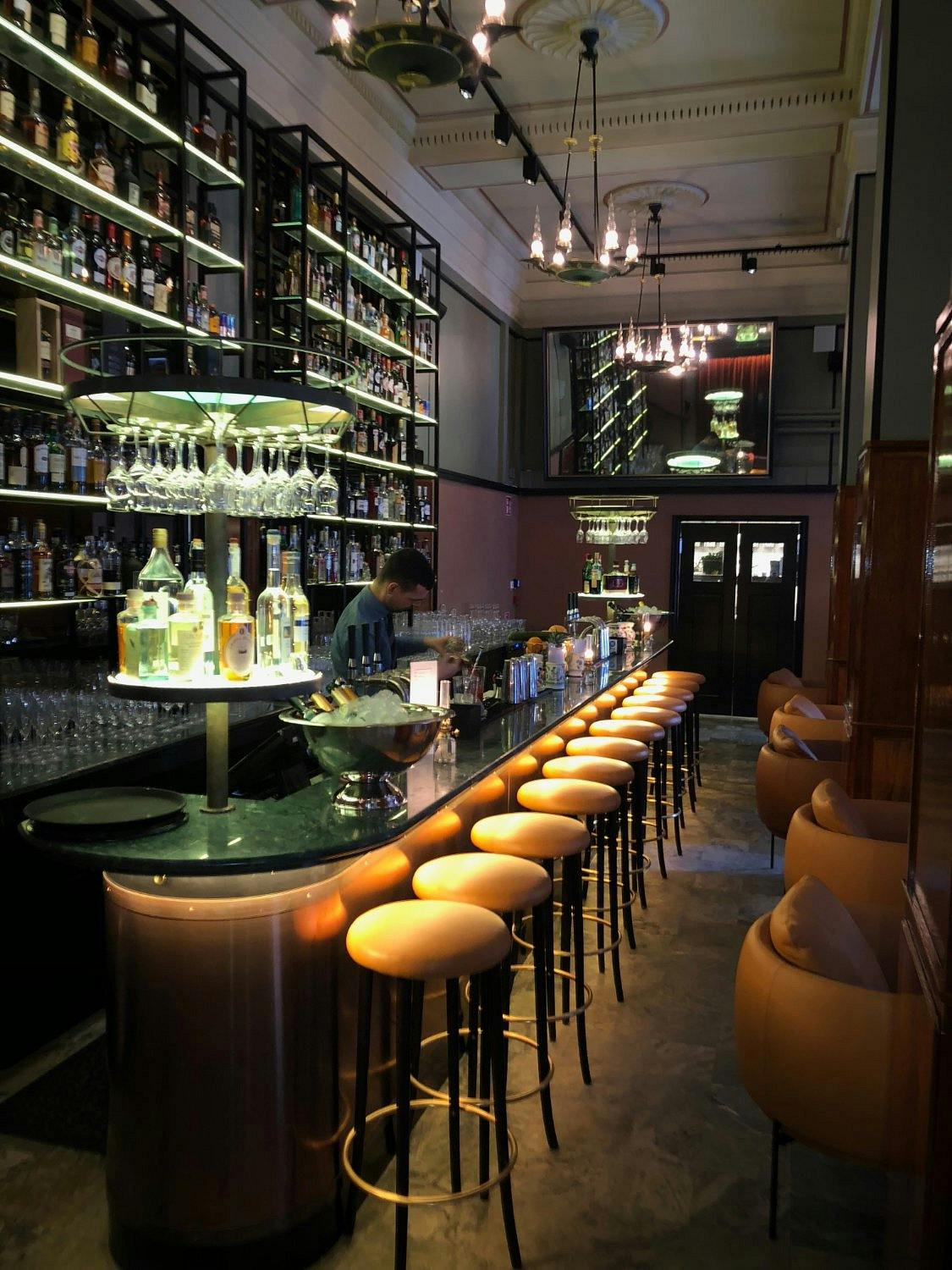 Stylish cocktail bar in L'Avventura, perfect for networking events and receptions.