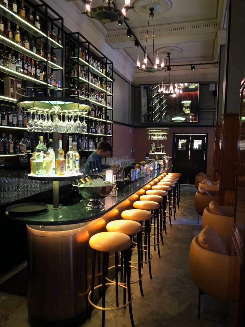 Stylish cocktail bar in L'Avventura, perfect for networking events and receptions.