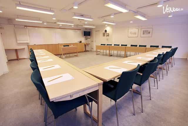 Cederschiöldsalen meeting room with U-shaped table for workshops and presentations.