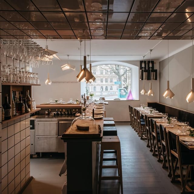 Modern restaurant in Woodstockholm with warm lighting, ideal for events and gatherings.