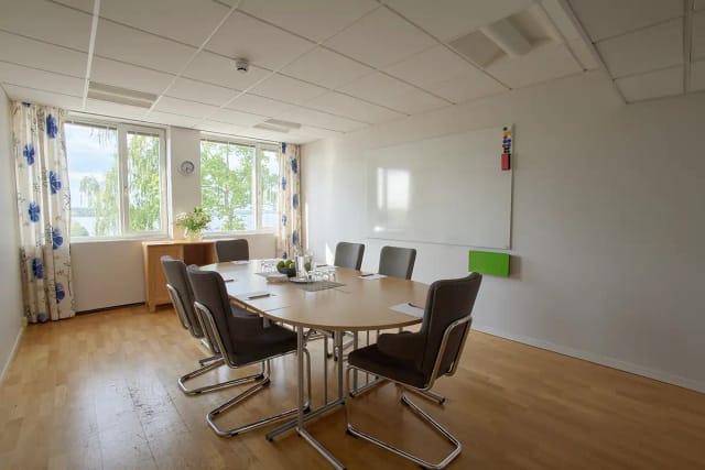 Conference room with round table, ideal for collaborative meetings in Skepparholmen Nacka.