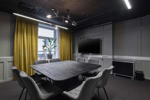 Modern meeting room in Scandic Grand Central with large window, ideal for conferences and brainstorming.