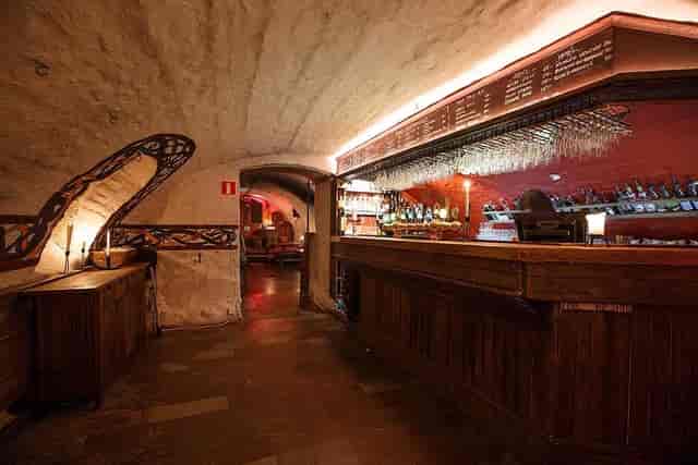 Rustic bar in Sjätte Tunnan Medieval Restaurant, perfect for intimate events and gatherings.