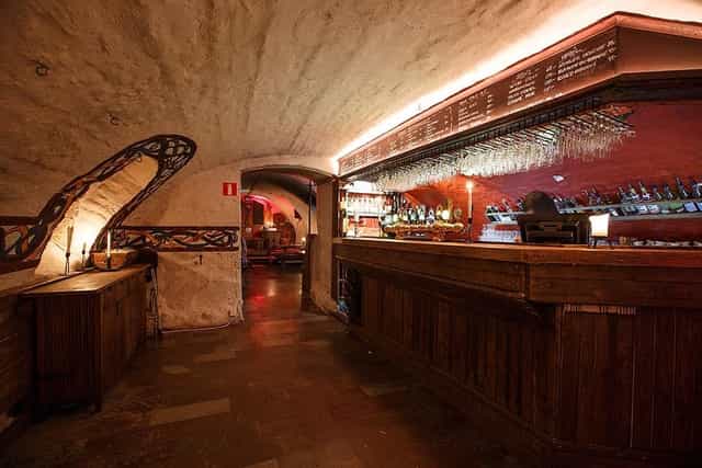 Rustic bar in Sjätte Tunnan Medieval Restaurant, perfect for intimate events and gatherings.