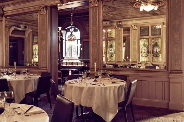 Elegant dining space in Spegelsalen, Berns, ideal for corporate dinners and private events.