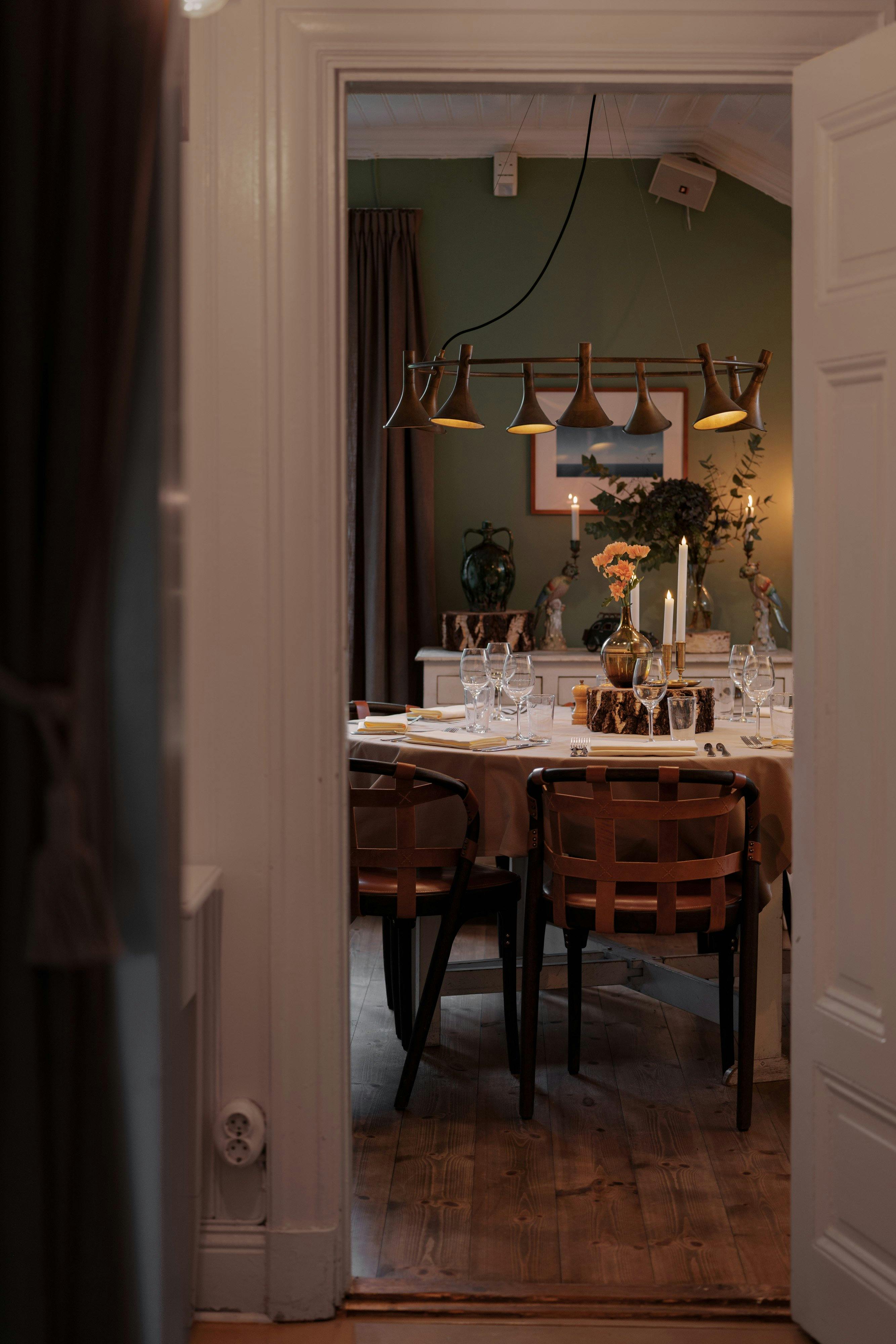 Elegant dining table with floral centerpiece for upscale events at Bockholmen Hav.