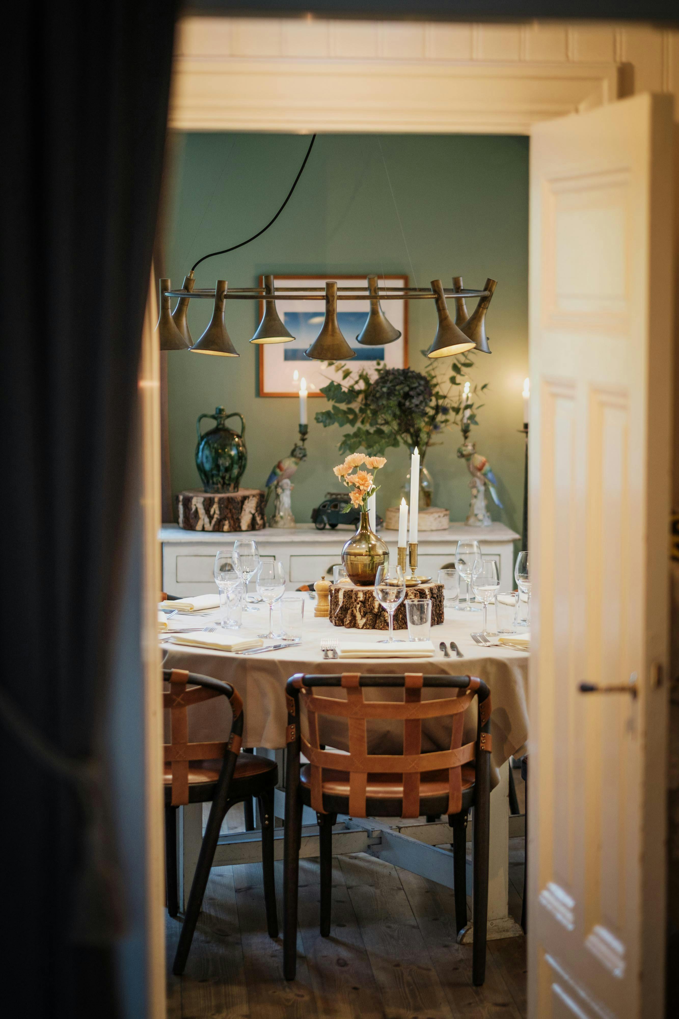 Elegant dining table in Chambre Séparée Oscar, perfect for upscale events and dinner parties.