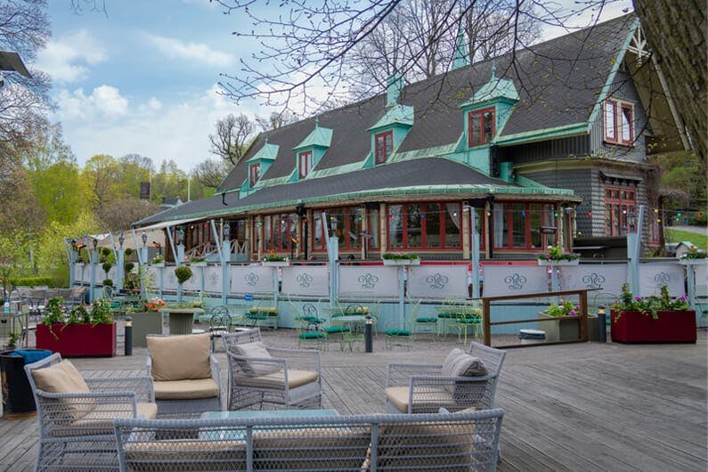 Charming outdoor venue with spacious deck for events at Villa Godthem, ideal for gatherings.