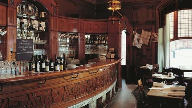 Vintage bar in Operabaren, warm wood finishes, ideal for networking events.