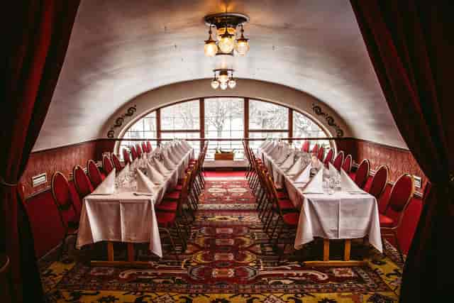Elegant meeting space at Wärdshuset Ulla Winbladh, ideal for corporate events and private dinners.