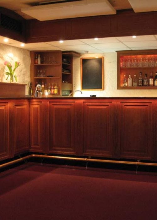 Hoppborg bar with wooden cabinetry, perfect for cocktail receptions and networking events.