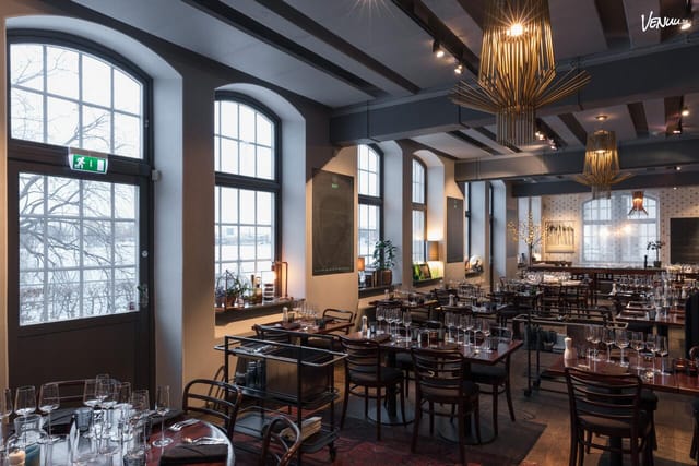 Stylish dining venue with large windows, ideal for events and gatherings in Lux Dag för Dag.