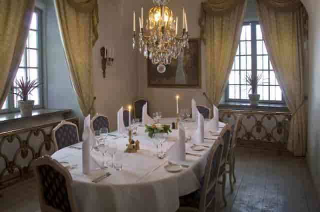 Elegant dining room at Häringe Slott, perfect for corporate dinners and private events.