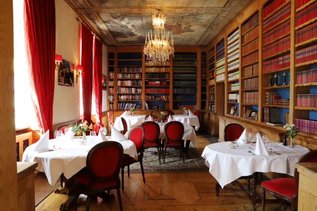 Elegant dining space in Häringe Slott, perfect for intimate gatherings and corporate events.