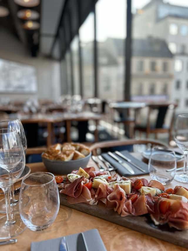 Elegant dining setup with gourmet platter at Kulturhuset Stadsteatern for corporate events.