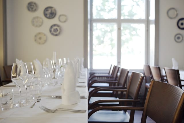 Elegant banquet hall with polished glassware, ideal for corporate dinners and events.