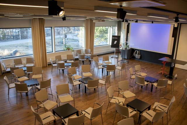 Versatile conference center in Sigtunahöjden, ideal for workshops and seminars.