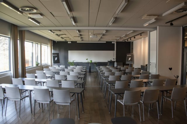 Modern conference center meeting room in Sigtunahöjden, perfect for corporate workshops.