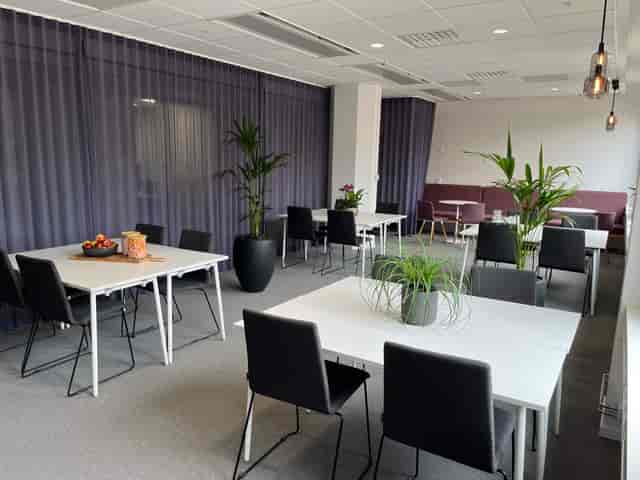 Modern meeting room with flexible seating for productive corporate events.