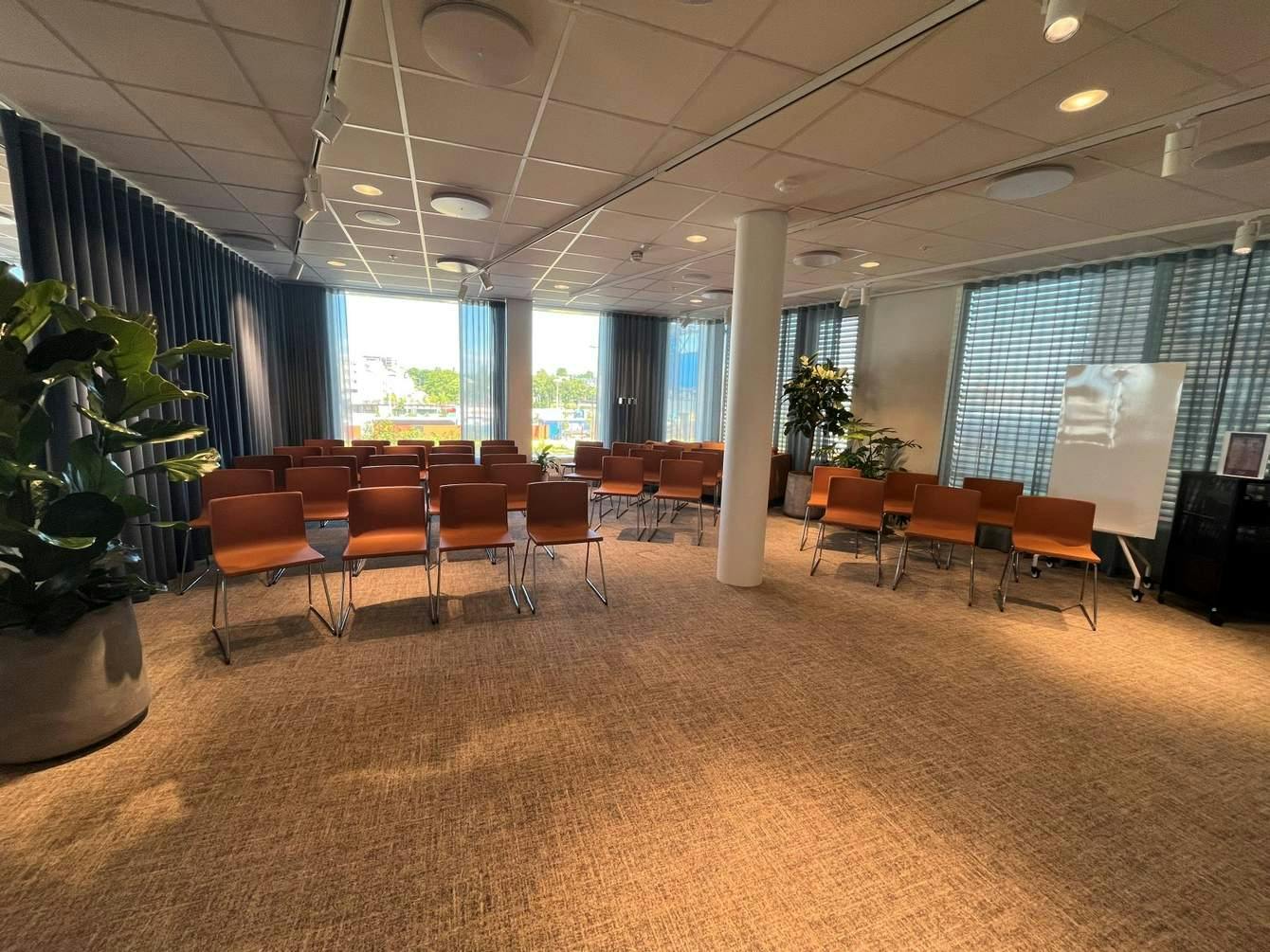 "Modern meeting room with natural light, ideal for workshops and presentations."