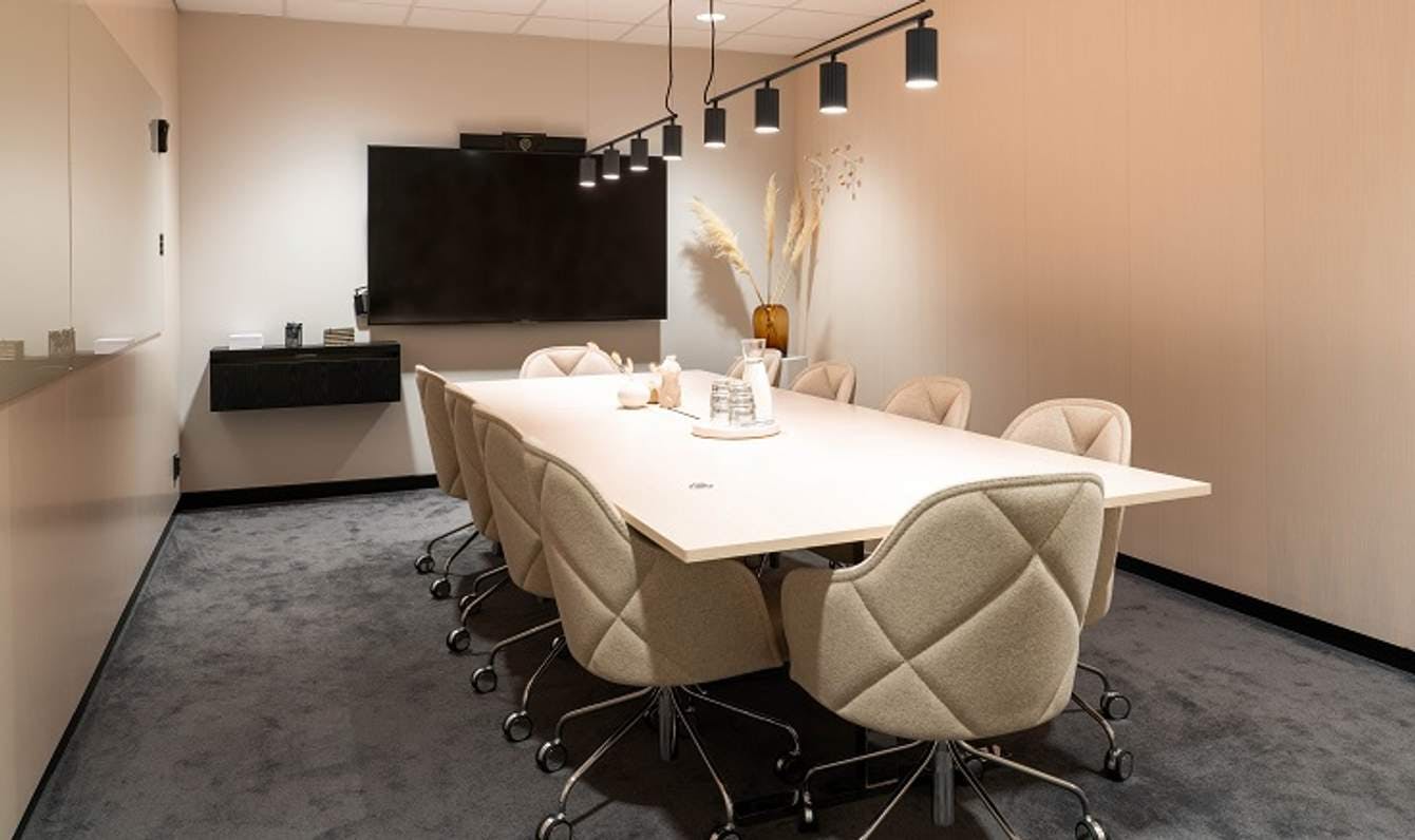Modern recording studio meeting room with ergonomic chairs for collaboration and presentations.