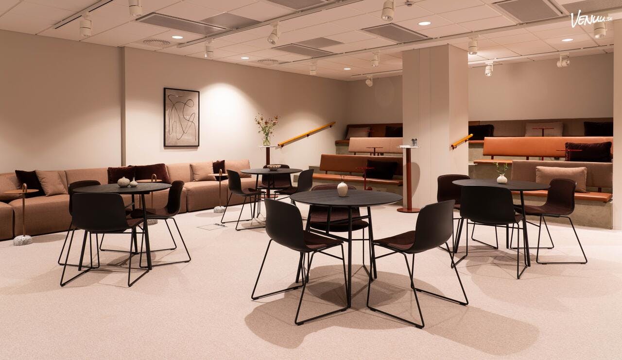 Modern lounge with round tables for collaboration in United Spaces, perfect for workshops.